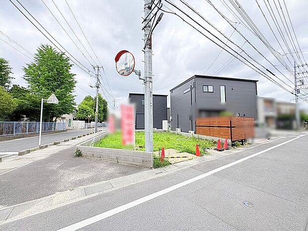 周囲の落ち着いた景観に溶け込む、ゆとりある広がりを感じさせる土地の佇まいです。