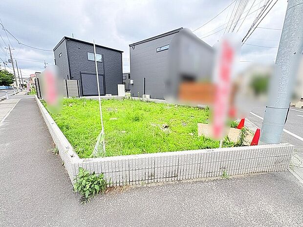 周囲の落ち着いた街並みと調和する、開放感とゆとりを感じられる敷地です。