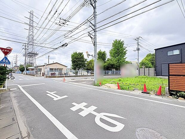 周辺環境と調和したフラットな区画が広がり、これからの暮らしを自由に描き出せる穏やかな住環境です。