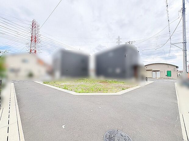 開放的な角地に位置し、周囲との距離感に適度なゆとりを感じさせる穏やかな住環境です。