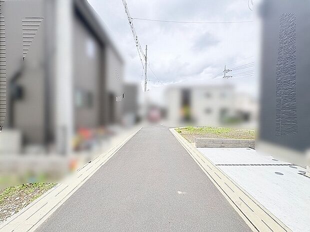 落ち着いた周辺環境に囲まれ、日々の暮らしに穏やかな安らぎを感じられる住まいへと続く道です。