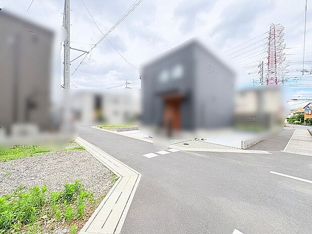 空が広く開放的な街並みに溶け込み、穏やかな時間が流れる落ち着いた住環境が広がっています。