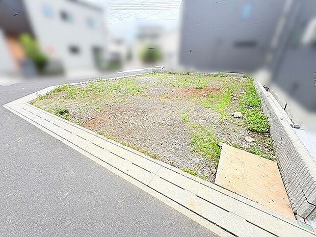 周囲の落ち着いた環境に溶け込み、日々の暮らしに自由な発想を描けるゆとりある空間が広がっています。