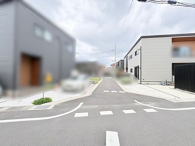 整然と建物が並ぶ落ち着いた住宅街で、日々の暮らしに穏やかな安らぎを感じられる住環境が整っています。