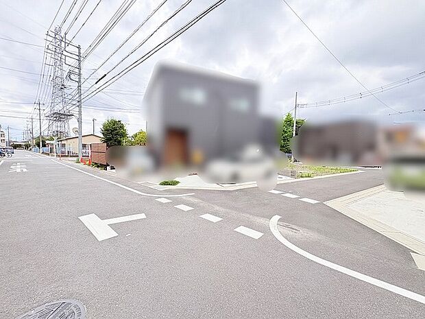 ゆとりある道幅が確保された、落ち着きと開放感を感じる穏やかな住環境が広がっています。