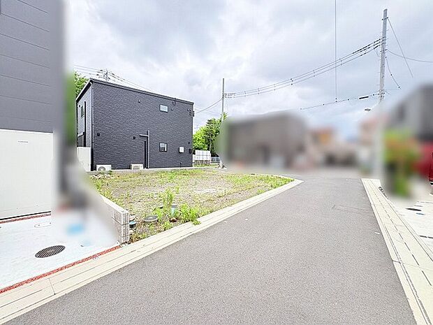 整然とした街並みに溶け込む、将来の暮らしを自由に思い描ける落ち着いた土地の表情です。