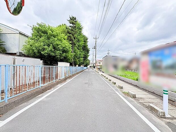 緑豊かな並木道が続き、日常の穏やかな空気感に包まれた周辺環境が魅力です。
