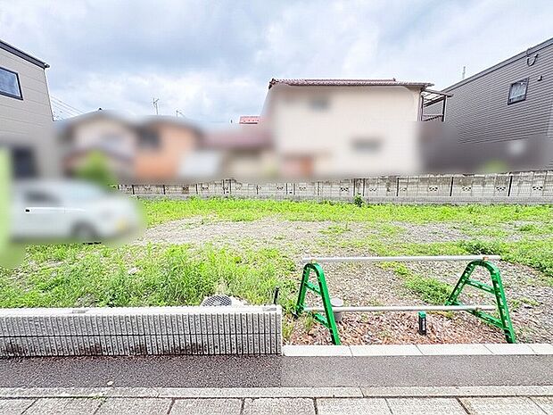 穏やかな住宅街に位置する、思い描いた暮らしを自由に描くことのできる伸びやかな敷地です。