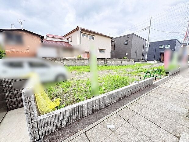 周辺環境と調和する穏やかな街並みに位置し、新たな暮らしの可能性が広がる静かな住環境です。