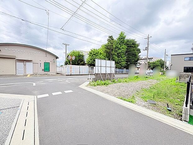 周辺環境と調和する穏やかな街並みに位置し、日々の生活がゆったりと流れるような落ち着いた雰囲気の土地です。