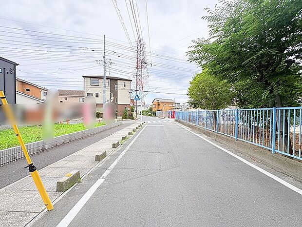 穏やかな空気が流れる街並み、日々の暮らしに安らぎを感じる落ち着いた住環境が整っています。