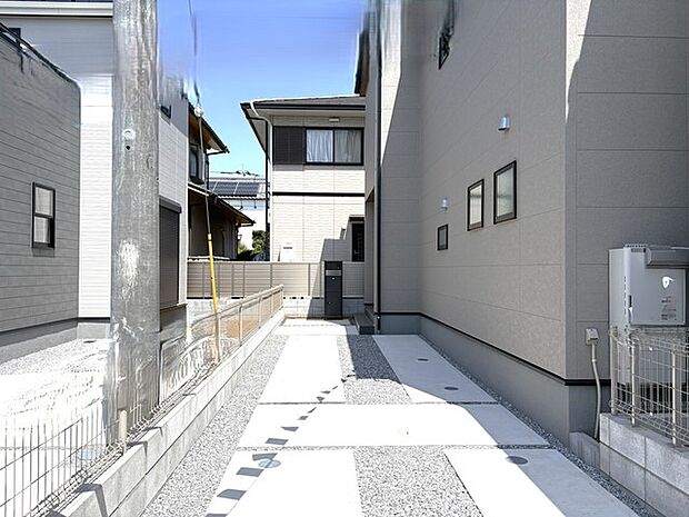 住宅街の整然とした空気感が漂う、清潔感のあるスッキリとした外観周りの風景です。