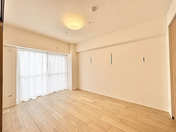 淡い色合いでまとめられた内装は、日々の暮らしに静かな安らぎをもたらす心地よい空間です。