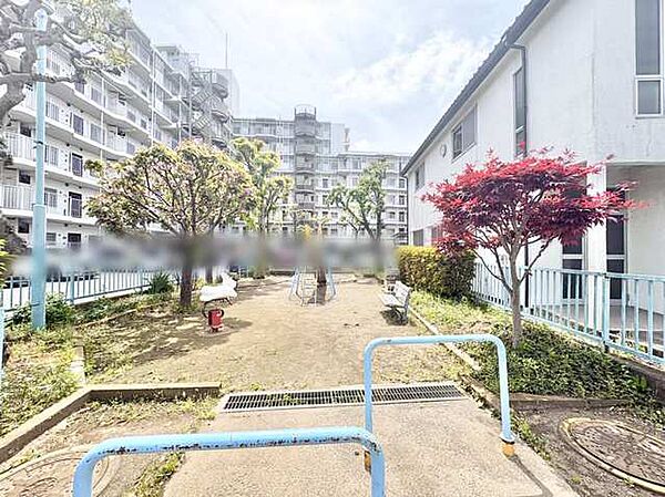 緑豊かな木々が心地よい風を運び、穏やかな時間が流れる寛ぎの空間。
