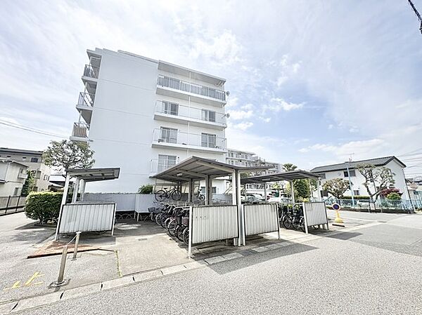 青空の下、風にそよぐ緑が心地よい暮らしを予感させます