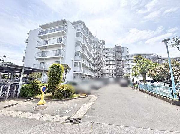 広々とした空の下、穏やかな日常が広がる住まい。