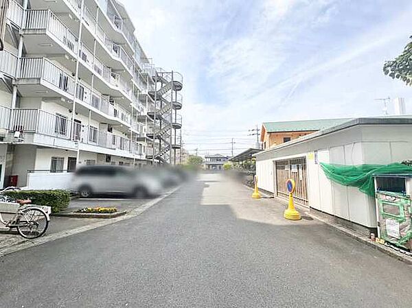 穏やかな空の下、静かに広がる住まいの空間。