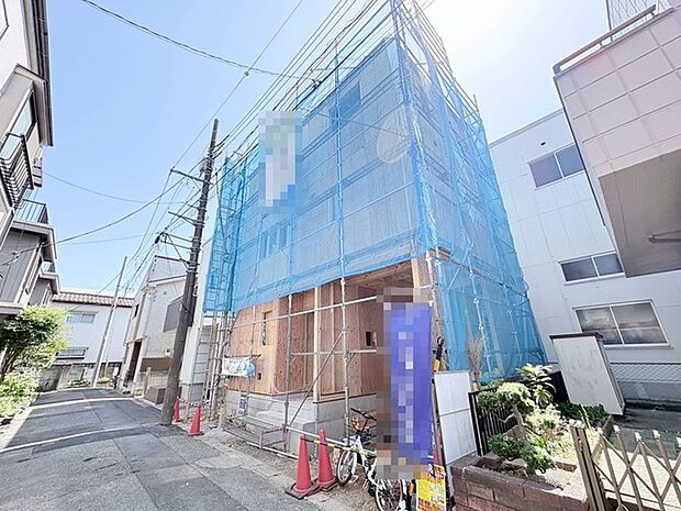 完成に向けて着実に形づくられていく、閑静な住宅街に佇む新しい住まいの風景です。