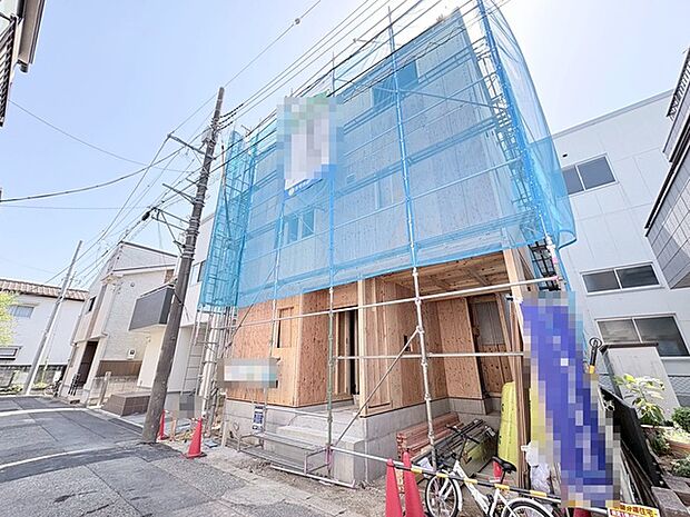 新しい暮らしの始まりを感じさせる、静かな環境に佇む建築途中の住まいです。