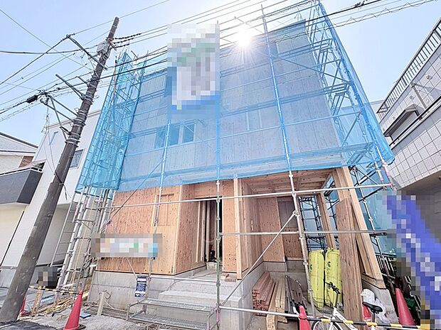 新しい暮らしの形を丁寧に築き上げる、完成に向けて着実に進む建築現場の風景です。