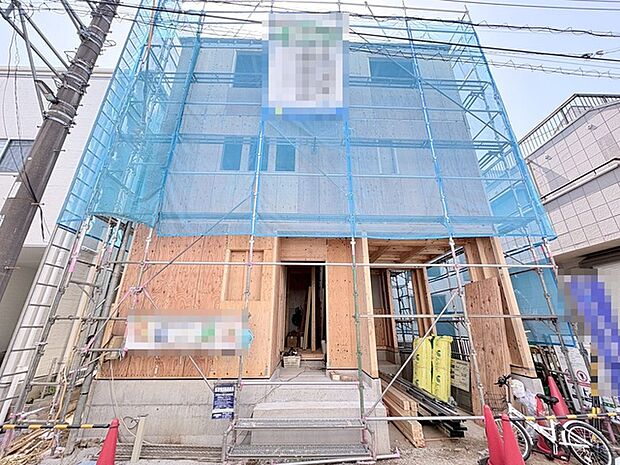 完成への期待が高まる施工中の住まいが、日々の積み重ねを経て理想の暮らしへと形を変えていきます。