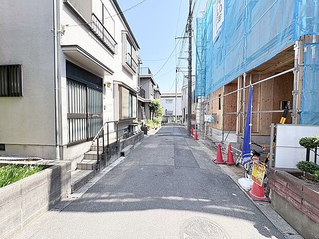 穏やかな空気が流れる住宅街の風景は、日々の暮らしに心地よい落ち着きをもたらしてくれます。