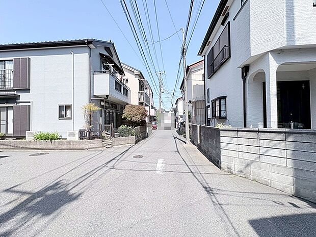 閑静な住宅街が広がり、日々の暮らしに穏やかな落ち着きをもたらしてくれる環境です。