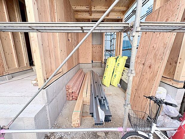 構造の質や丁寧な施工の様子が伝わり、これから築き上げられる暮らしの期待感が静かに高まる空間です。
