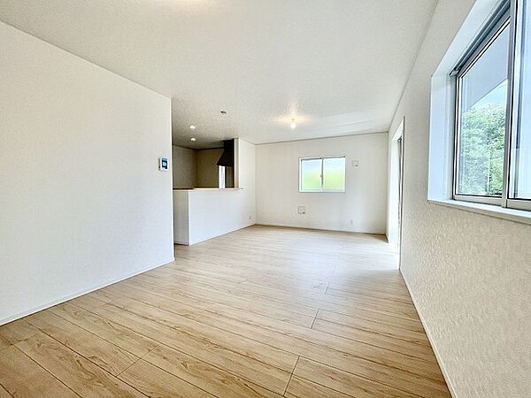 余計な装飾を削ぎ落としたシンプルな空間が、住まう人の個性を引き立てる穏やかな暮らしの舞台となります。