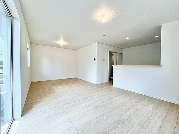無駄な要素を削ぎ落としたシンプルな空間が、住まう方の感性に寄り添い、日々の暮らしに静かな調和をもたらします。