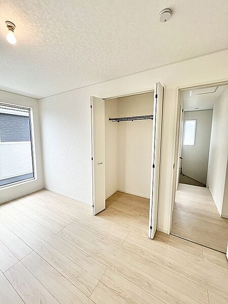 白を基調としたすっきりとした空間は、シンプルで洗練された暮らしを予感させる心地よい佇まいです。