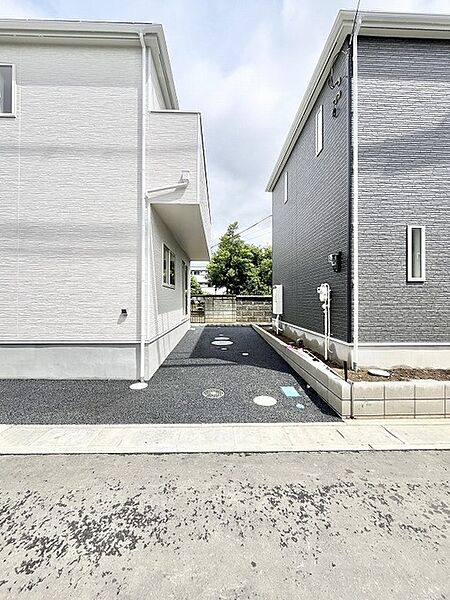 周囲と程よい距離感を保ちながら、街並みに静かに溶け込む落ち着いた佇まいが魅力です。