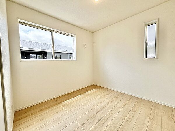 シンプルな白の壁面が心地よく、日々の暮らしに穏やかな調和をもたらしてくれる落ち着いた空間です。