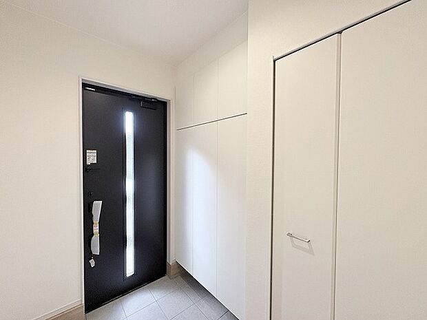 白を基調としたすっきりとした空間に、ダークカラーの扉が引き締まった表情を与えるスタイリッシュな佇まいです。