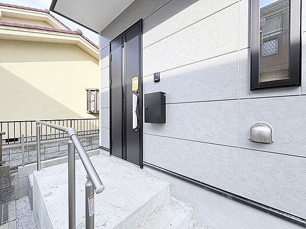 モダンで洗練された佇まいが、日々の暮らしの始まりを静かに迎えてくれるエントランスです。