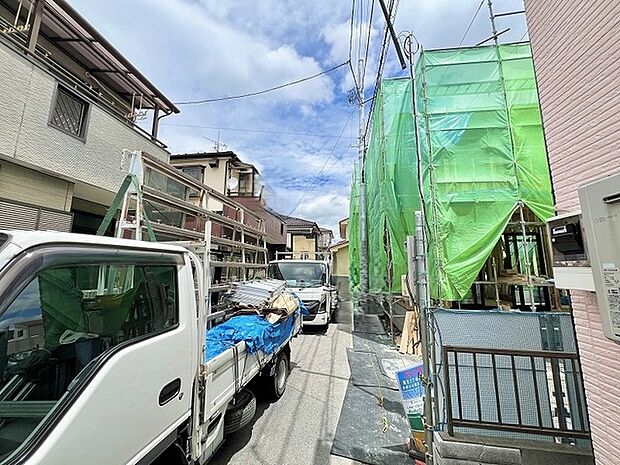 新しい暮らしの始まりを感じさせる、落ち着いた住宅街の穏やかな空気感に包まれた現地周辺の様子です。