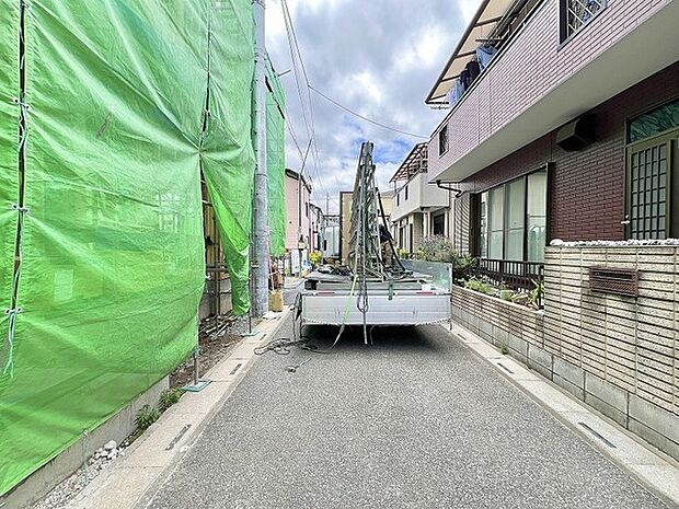 周辺環境との調和を大切にしながら、日々の暮らしが着実に積み重なっていく静かな住宅街の風景です。