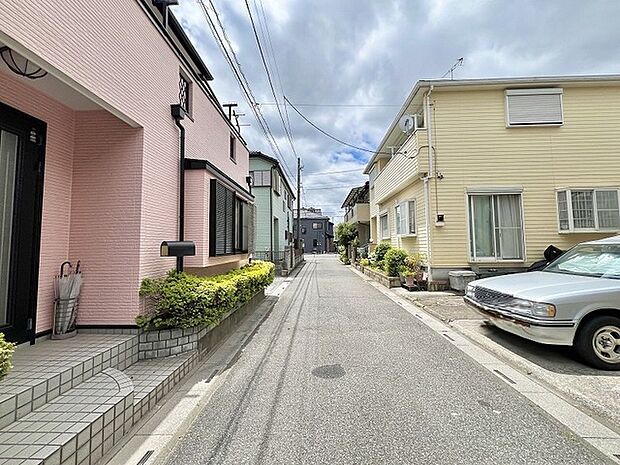 周辺の建物と穏やかに調和し、日々の生活を優しく包み込むような落ち着いた街並みが広がっています。