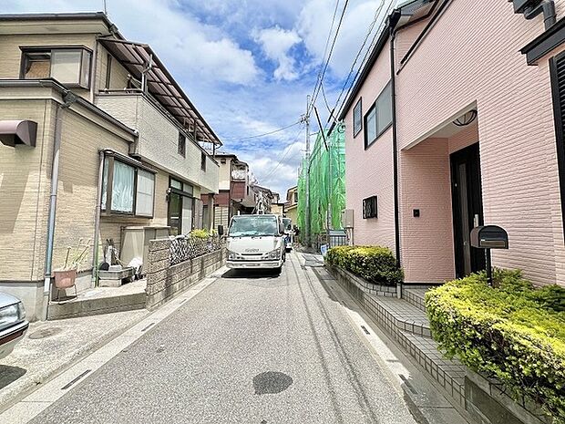 穏やかな時間が流れる落ち着いた住宅街の風景が、日々の暮らしに安心感をもたらします。