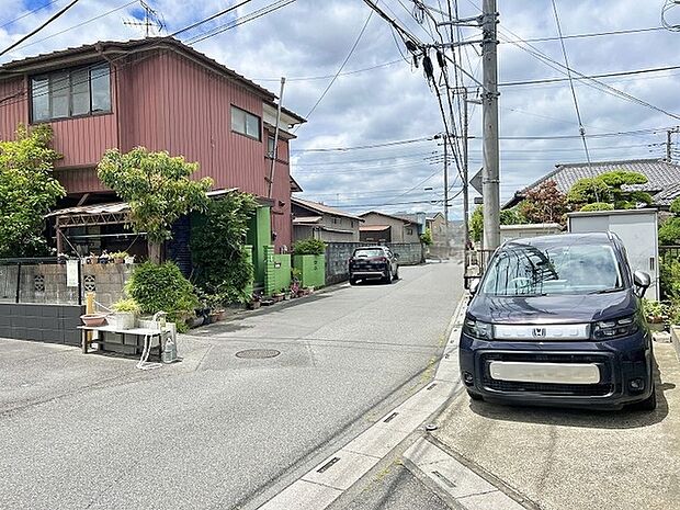 穏やかな空気が流れる住宅街に溶け込み、日々の暮らしが心地よく感じられる落ち着いた佇まいです。