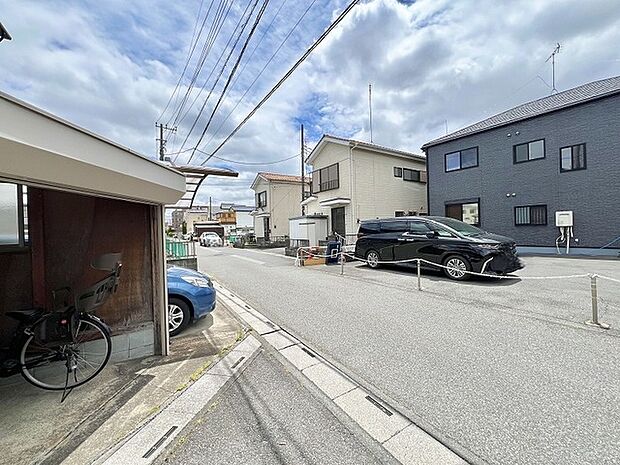 空が広く見渡せる穏やかな住宅地で、落ち着いた日常を過ごせる心地よい環境が広がっています。