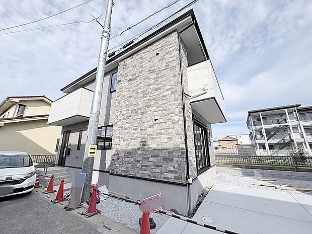 洗練された石目調の外壁が、街並みに落ち着きと深みをもたらす美しい住まいです。