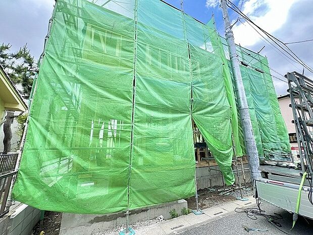 新しい暮らしの基盤が築かれる、日々の安心を丁寧に積み上げる建築現場の風景です。