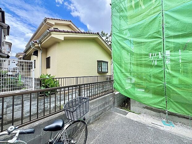 周辺環境に溶け込み、穏やかな時間が流れる落ち着いた住まいの外観です。