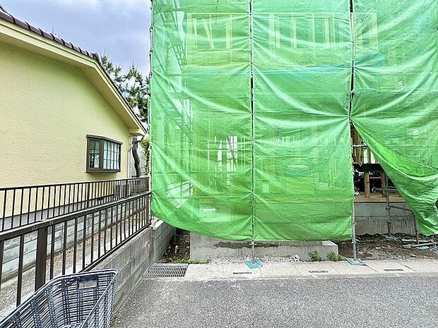 新しい暮らしが形作られていく、静かな期待感に満ちた建築現場の様子です。