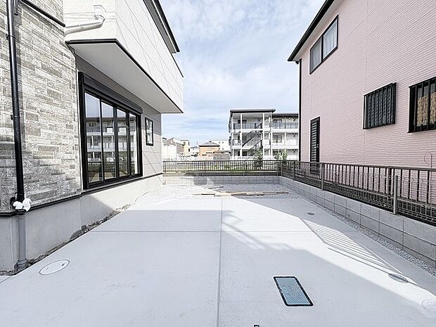 建物同士の間にゆとりを持たせた、落ち着きと開放感を感じる住まいのアプローチです。