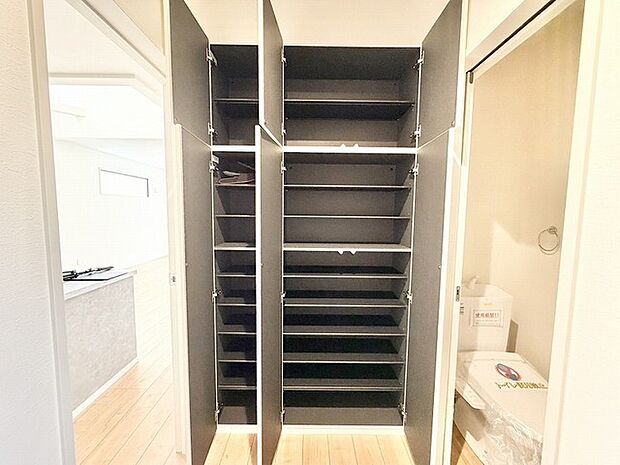 すっきりと整えられた空間が、暮らしにゆとりと心地よい秩序をもたらしてくれます。