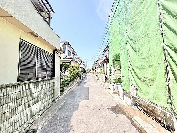 閑静な住宅街に位置しており、日々の暮らしに穏やかな落ち着きを感じさせる心地よい住環境です。