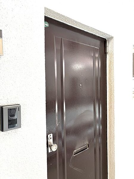 重厚感のあるドアが、訪れる人を静かに迎えます。