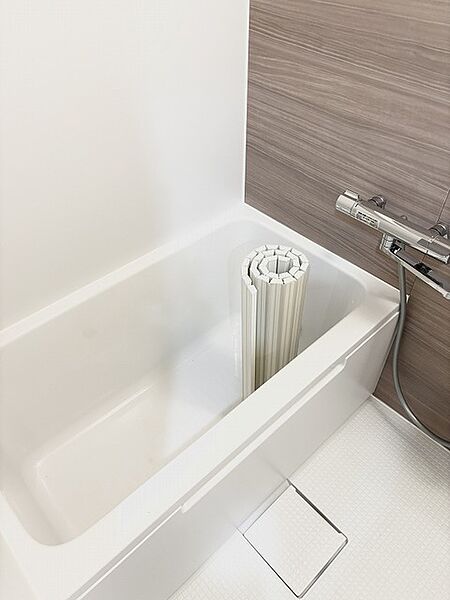 落ち着いた色調の壁面が心地よい、一日の疲れを静かに癒やしてくれる穏やかな空間です。